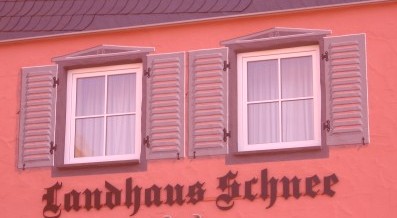 Alken, Fassede des Landhaus Schnee - nachher