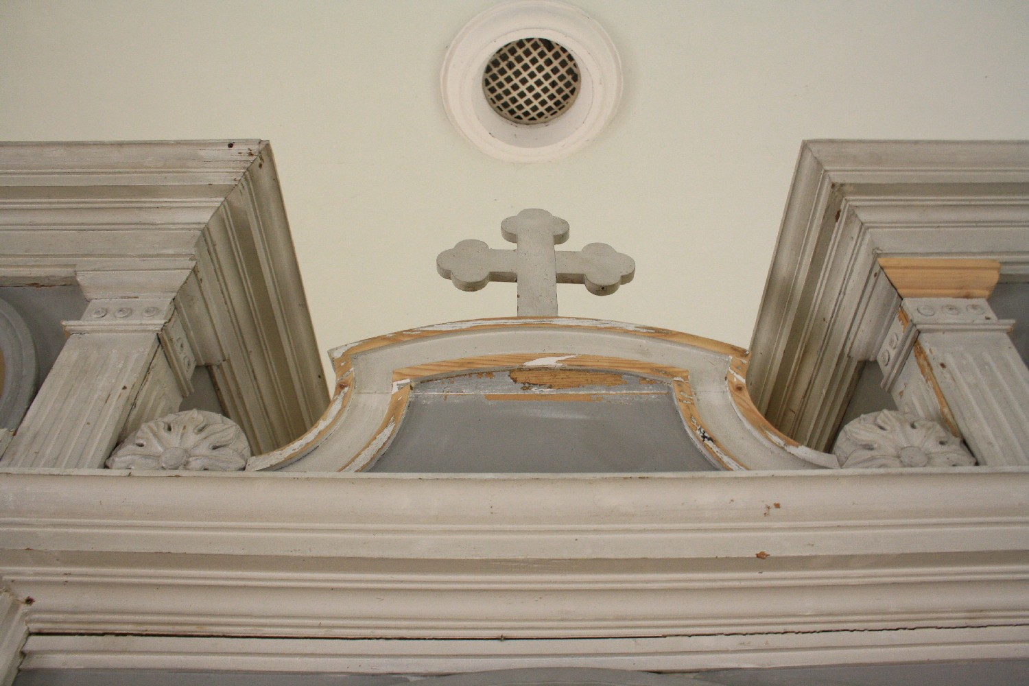 Macken, Detail der restaurierten Orgel in der Kirche